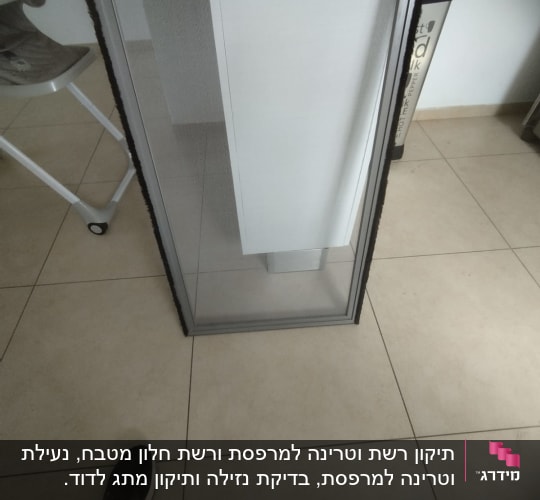 מסגרת חלון עם תריסים על רצפה